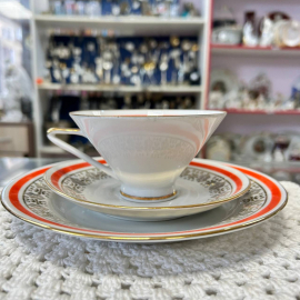 Чайное трио Германия. Твердый фарфор, деколь, позолота. Треугольная ручка. Маркировка. Винтаж. Картинка 1